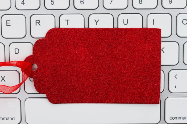Бланшируйте Красный Подарочный Тег Клавиатуре Сообщения Онлайн Покупках Время Отпуска — стоковое фото