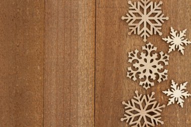 Kış ya da mevsimlik mesajınız için ağaçların eskimiş tatil arka planında odun taneleri