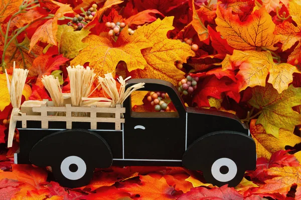 有落叶的老式复古卡车 用来传达秋天或秋天的信息 — 图库照片