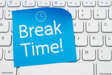 Break Time message on a blue sticky note on a gray computer keyboard for time to take a break from screen time message
