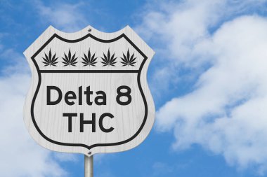Delta 8 THC mesajı, üzerinde esrar bulunan bir Amerikan otoyol tabelasının üzerinde gökyüzü yazılı.