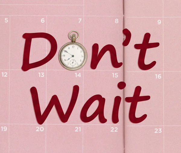 Dont Wait Nachricht Auf Einem Rosa Kalender Mit Taschenuhr — Stockfoto