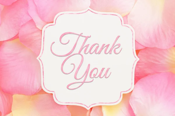 谢谢你在米色的礼物标签上贴上粉色和黄色的玫瑰花瓣 作为情人节或结婚周年礼物 — 图库照片