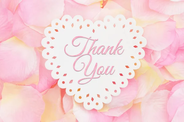 あなたのバレンタインや記念日のメッセージのためのピンクと黄色のバラの花びらとベージュのギフトタグにメッセージをありがとうございました — ストック写真
