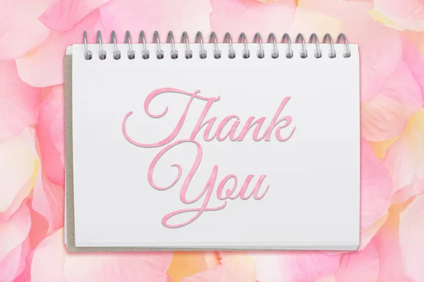Köszönet Üzenet Egy Jegyzettömbön Rózsaszín Sárga Rózsaszirmokkal Valentin Napi Vagy — Stock Fotó