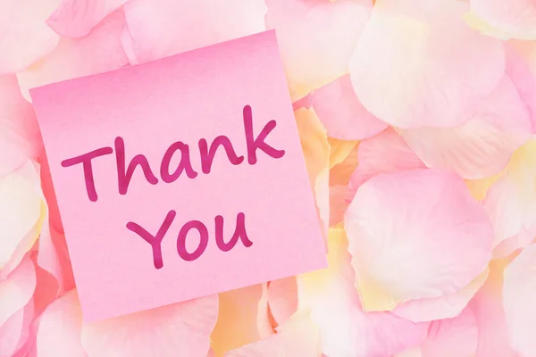 ピンクと黄色のバラの花びらとピンクの付箋にメッセージをありがとうございますあなたのバレンタインや記念日のメッセージのための — ストック写真