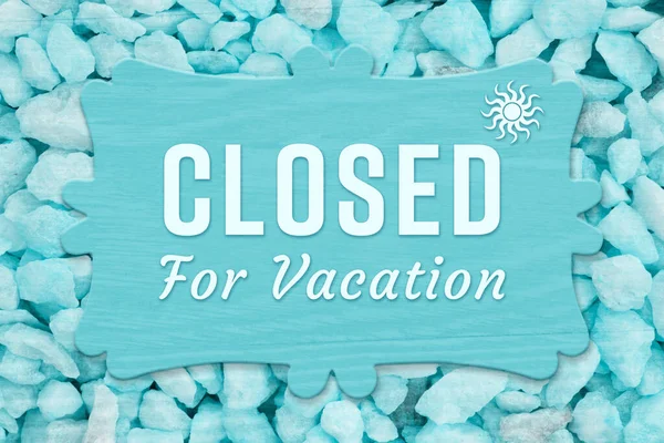 Geschlossen Für Urlaubsbotschaft Auf Einem Schild Mit Blauen Strandfelsen — Stockfoto