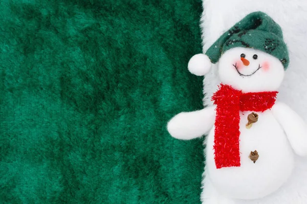 Sneeuwpop Met Groen Fleece Materiaal Met Witte Rand Met Kopieerruimte — Stockfoto