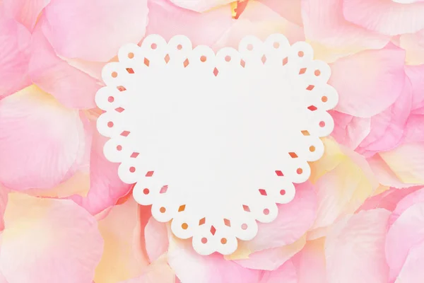 Coeur Blanc Avec Pétales Rose Rose Jaune Pour Votre Message — Photo
