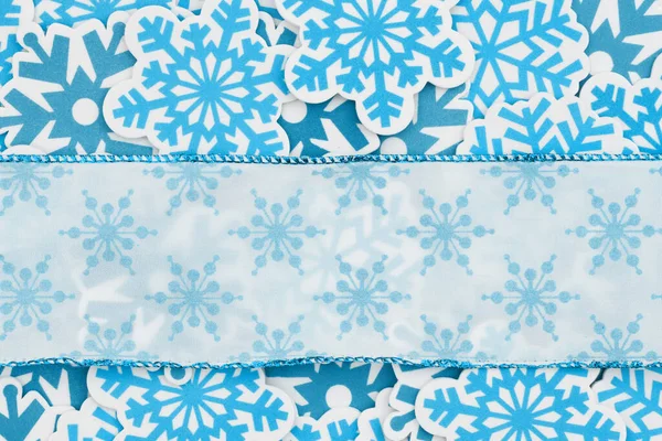 あなたの季節や冷たいメッセージのためのバナー冬の背景を持つ青い雪の結晶の多く — ストック写真