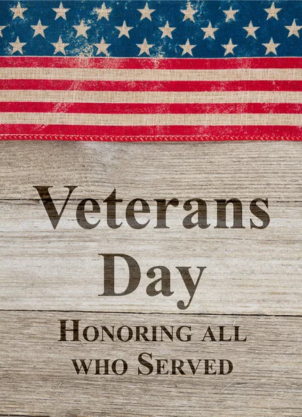 退役軍人の日の挨拶 米国愛国的な古い旗と風化した木の背景テキスト退役軍人の日名誉すべての人 — ストック写真