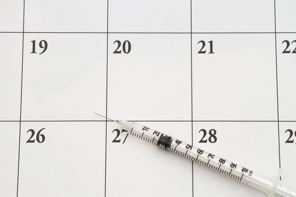 Nadelspritze Auf Einem Kalender Zur Terminvereinbarung Für Die Impfung — Stockfoto