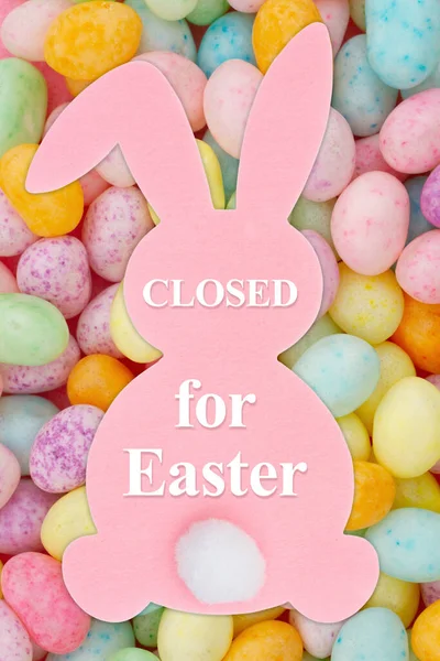 Zavřeno Velikonoční Znamení Zajíčkovi Velikonočními Vejci — Stock fotografie