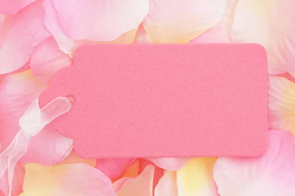 ピンクと黄色のバラの花びらとピンクのギフトタグあなたのバレンタインや記念日のメッセージ — ストック写真