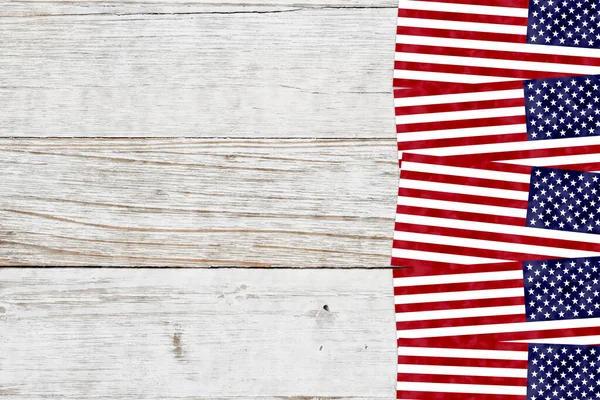 あなたの米国や愛国的なメッセージのための風化した木材上の赤 青の米国の旗の境界線 — ストック写真