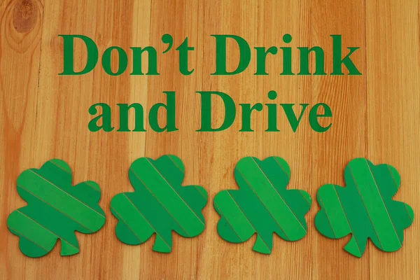 Nepijte Řídit Zprávu Zelenými Šamstoly Dřevě Pro Svatý Patricks Den — Stock fotografie