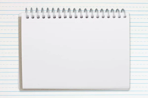 あなたの教育メッセージのためのスペースが付いている二重線の紙の上の空白のメモ帳 — ストック写真