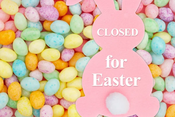 在一只有复活节彩蛋的兔子上的复活节标志关闭 — 图库照片