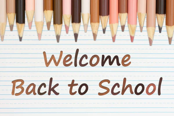 欢迎回到学校 在内衬纸上用彩色彩色铅笔写着 — 图库照片