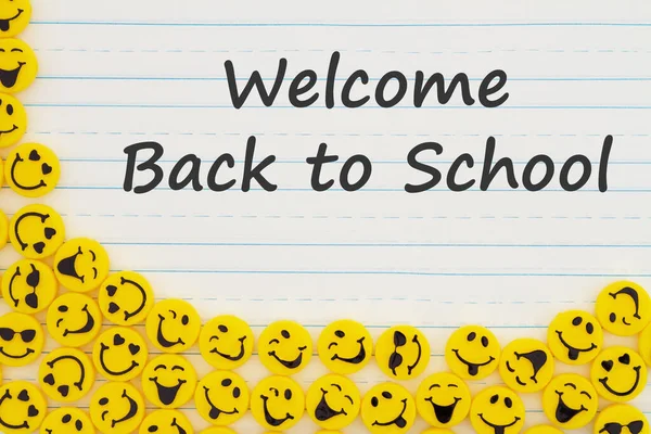 Μήνυμα Καλωσορίσματος Επιστροφή Στο Σχολείο Κίτρινα Χαρούμενα Κουμπιά Επενδεδυμένο Χαρτί — Φωτογραφία Αρχείου