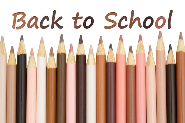 Okula Çok Kültürlü Ten Renginde Kalemler Ile Beyaz Üzerine Izole — Stok fotoğraf