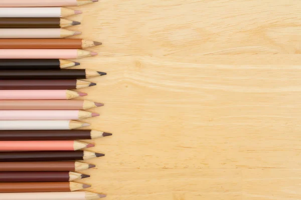 Multikultur Hautton Farbstifte Hintergrund Auf Holz Schreibtisch Für Sie Bildung — Stockfoto
