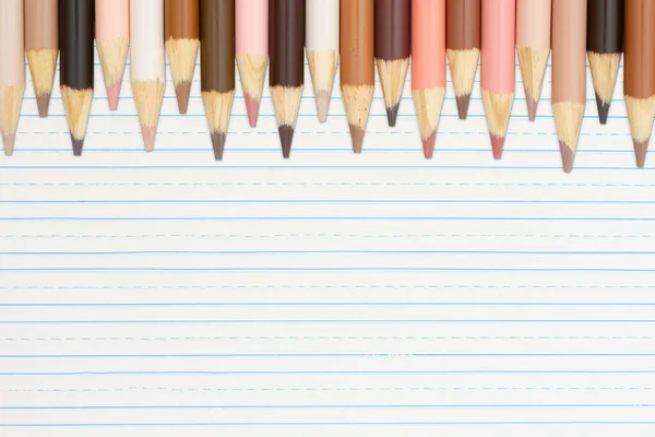 Multikultur Hautton Farbstifte Hintergrund Auf Liniertem Papier Für Ihre Bildung — Stockfoto