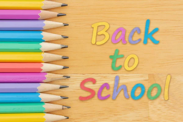 Eğitim Okul Mesajınız Için Ahşap Masadaki Pastel Renkli Kalemlerle Okula — Stok fotoğraf