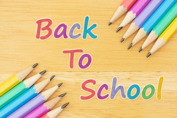 Eğitim Okul Mesajınız Için Ahşap Masadaki Pastel Renkli Kalemlerle Okula — Stok fotoğraf
