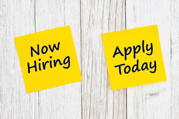 Now Hiring Apply Today Message Yellow Sticky Note Weathered Wood — Stock Fotó