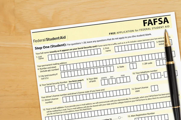 美国联邦学生贷款申请表格Fafsa放在木桌上 — 图库照片
