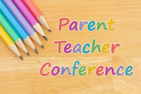 家长会的信息 贴上彩色粉刷铅笔 贴在木桌上 供您教育或学校参考 — 图库照片