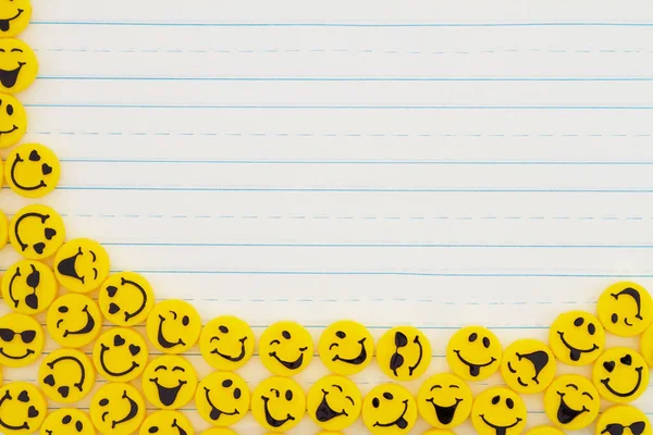 あなたの偉大なメッセージのためのライン紙の上に黄色の幸せなボタンの境界線 — ストック写真