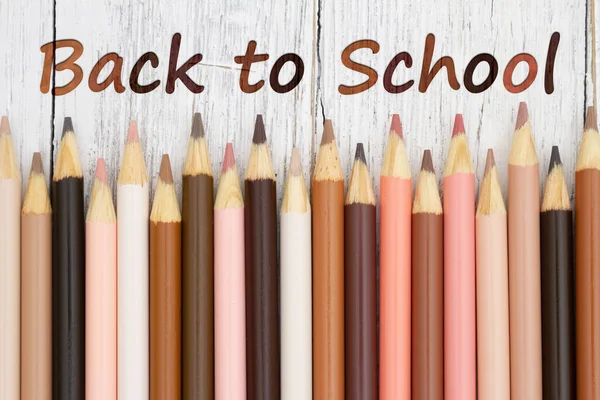Vissza Iskolába Üzenet Multikultúrás Bőrtónusú Ceruzákkal Időjárásos Faasztalon — Stock Fotó
