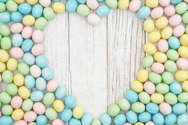 Osterei Hintergrund Pastellfarbe Bonbons Mit Herz Auf Verwittertem Holz Für — Stockfoto
