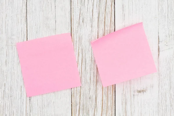 Δύο Λευκές Ροζ Αυτοκόλλητες Σημειώσεις Σχετικά Ξύλο Ξεπερασμένο Για Την — Φωτογραφία Αρχείου