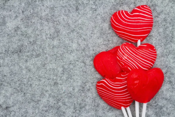 红白相间的糖果红白相间的棒棒糖爱情背景作为你情人节或结婚周年礼物的背景 — 图库照片