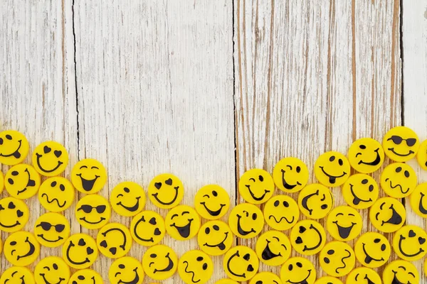 Amarillo Botones Felices Borde Madera Envejecida Para Gran Mensaje — Foto de Stock