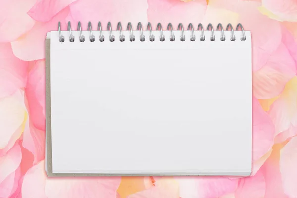 あなたのバレンタインや記念日のメッセージのためのピンクと黄色のバラの花びらと空白のメモ帳 — ストック写真