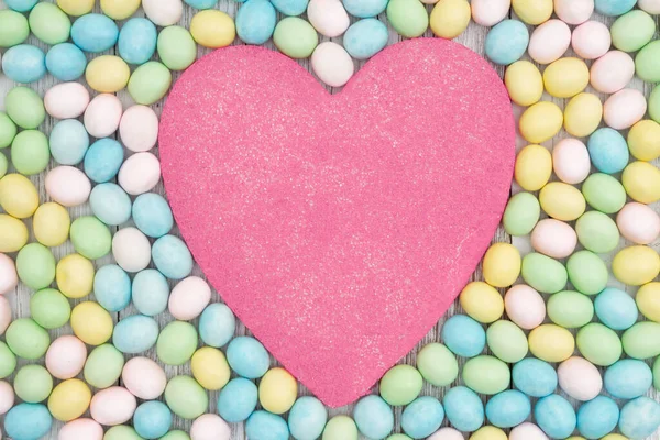 Fondo Huevo Pascua Caramelo Color Pastel Con Corazón Madera Envejecida — Foto de Stock
