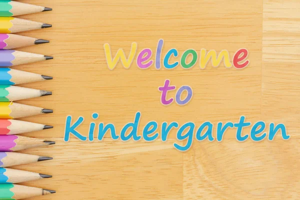 Bienvenido Kindergarten Mensaje Con Lápices Color Pastel Escritorio Madera Para — Foto de Stock