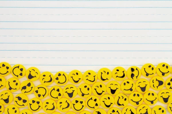 あなたの偉大なメッセージのためのライン紙の上に黄色の幸せなボタンの境界線 — ストック写真