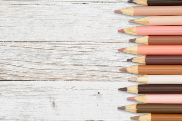 Multikulturelle Hautfarbe Buntstifte Buntstifte Hintergrund Auf Wetterholz Für Ihre Ausbildung — Stockfoto