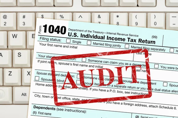 Audit Bericht Met Federale 1040 Belastingaangifte Formulier Een Computer Toetsenbord — Stockfoto