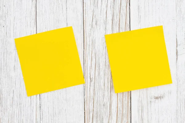 あなたのビジネスや仕事の通知のための風化した木材上の2つの空白の黄色の付箋 — ストック写真