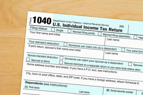 联邦1040税报关单放在木桌上 — 图库照片