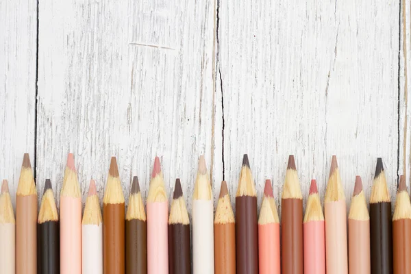 Wielokulturowe Kolorystyka Skóry Ołówki Tło Drewno Pogodowe Dla Ciebie Edukacja — Zdjęcie stockowe