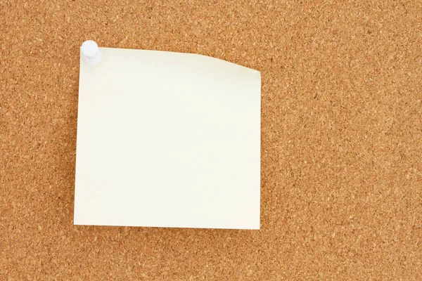 Κενό Κίτρινο Αυτοκόλλητο Σημείωμα Μια Καρφίτσα Ένα Corkboard Για Μήνυμα — Φωτογραφία Αρχείου