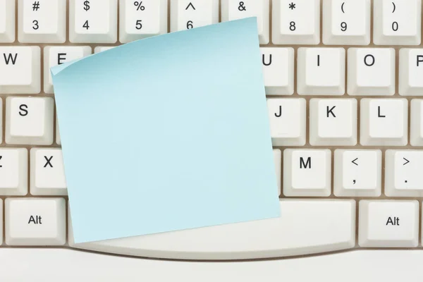 あなたのオンラインショッピングメッセージのためのグレーのコンピュータキーボードのブランクブルースティッキーノート — ストック写真