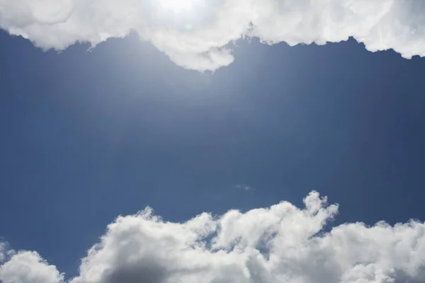 あなたのメッセージのためのコピースペースと雲の青い空のフレーム — ストック写真